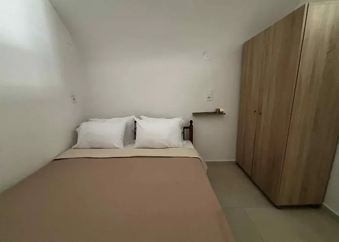 Nikos White Cave In Emporio *