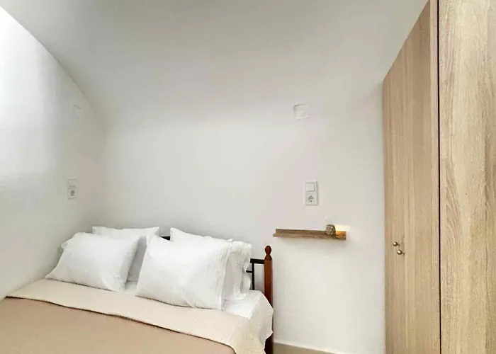 Nikos White Cave In Emporio Emporio (Santorini)