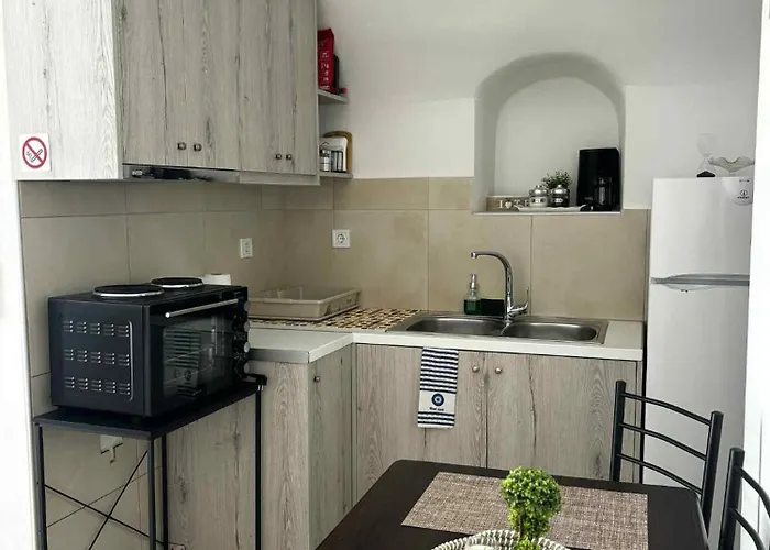 Nikos White Cave In Emporio